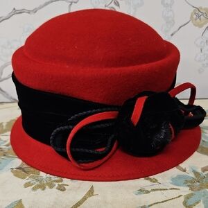 Elegant Red and Black Hat with Bow Made In ITALY